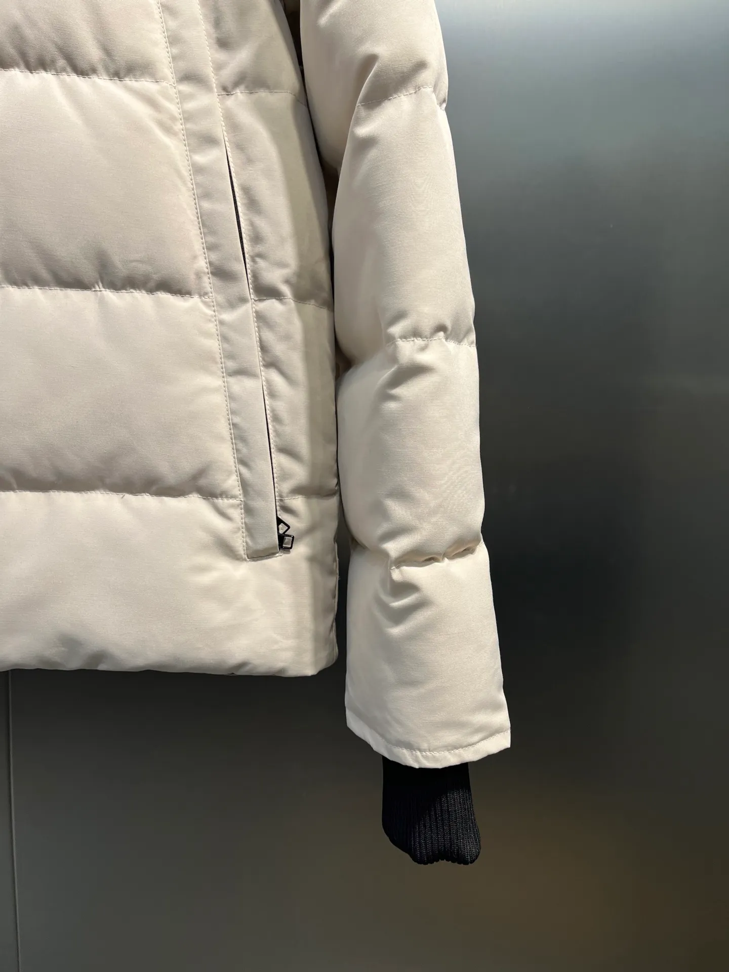 P840 Ganand Goose⭐️Canada Goose men’s new short style is the most popular autumn and winter item on INS in recent years. More and more people are choosing goose down jackets. Fur collar: wolf hair! Canada Goose super 3D technology waterproof fabric treatment, perfect wind resistance, cold resistance, and high temperature resistance! Built-in plush heat storage to keep warm, heats up quickly and warms up quickly! Personalized design, exquisite workmanship, smooth to the touch and comfortable on the skin. Double-layer windproof cuffs, windproof and frostproof! The pocket design is beautiful and practical. The Canada Goose down jacket has been the most popular thermal suit in the world in the past two years. It has far surpassed the down jackets in the Mengkou Kingdom. At the same time, the style is classic and never goes out of style. Don’t be afraid of this cold winter, all you need is a Canada Goose down jacket. Item number: 42 styles Size: S-3XL